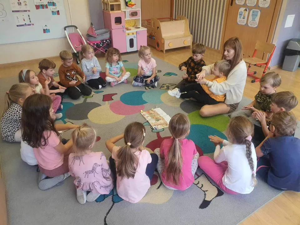 Głośne czytanie dzieciom — zdjęcie 7