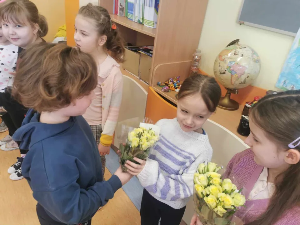 Dzień Kobiet w kl. 1-3 — zdjęcie 8
