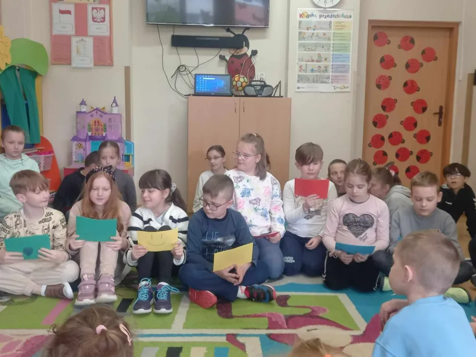 Głośne czytanie w grupie Biedronek. — zdjęcie 5
