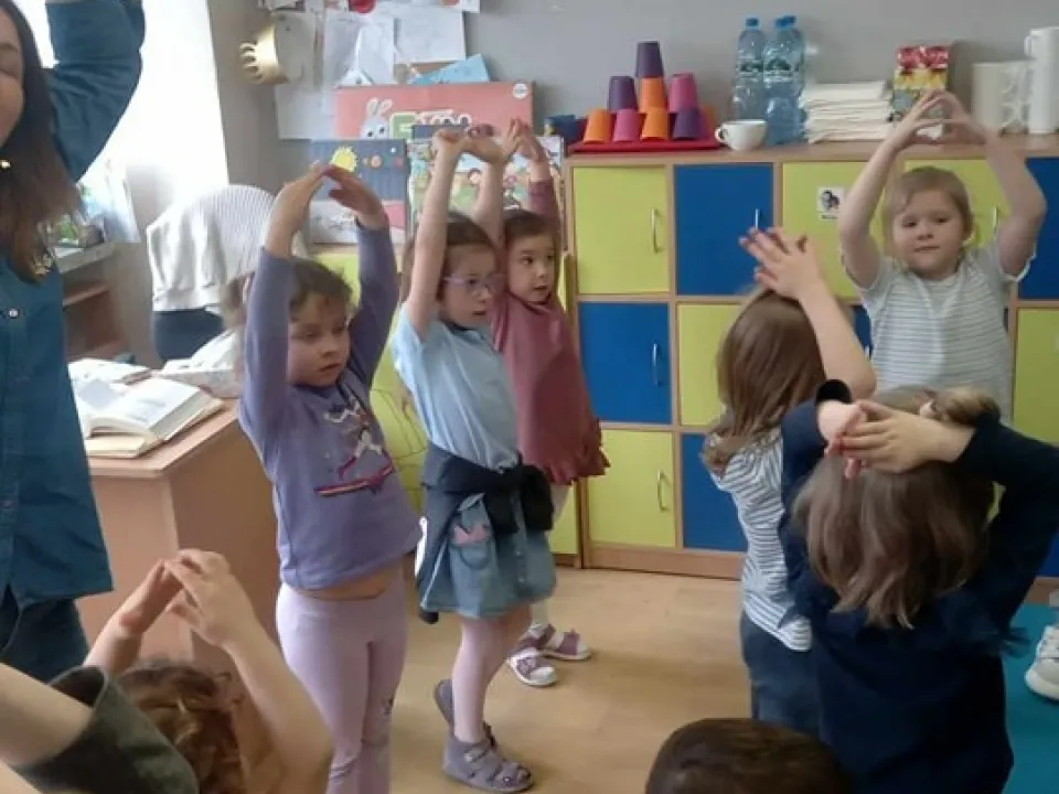 Głośne czytanie w grupie Biedronek. — zdjęcie 9