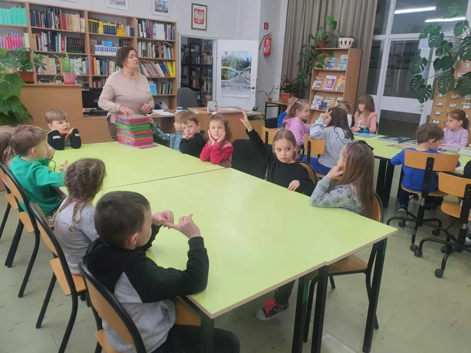 Wizyta Pszczółek w szkolnej bibliotece — zdjęcie 1