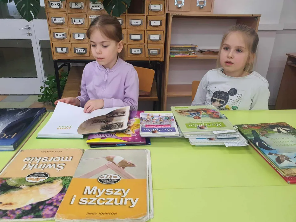 Wizyta Pszczółek w szkolnej bibliotece — zdjęcie 2