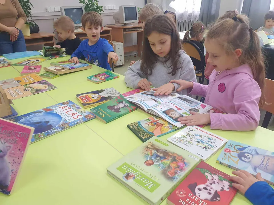 Wizyta Pszczółek w szkolnej bibliotece — zdjęcie 3