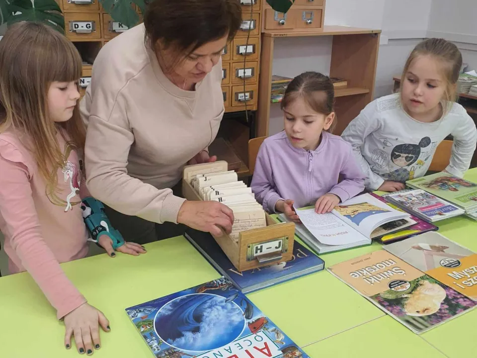 Wizyta Pszczółek w szkolnej bibliotece — zdjęcie 4