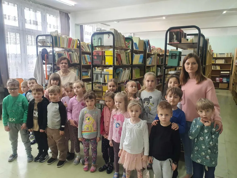 Wizyta Pszczółek w szkolnej bibliotece — zdjęcie 5