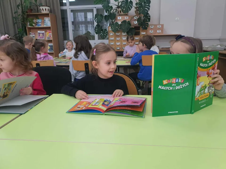 Wizyta Pszczółek w szkolnej bibliotece — zdjęcie 6