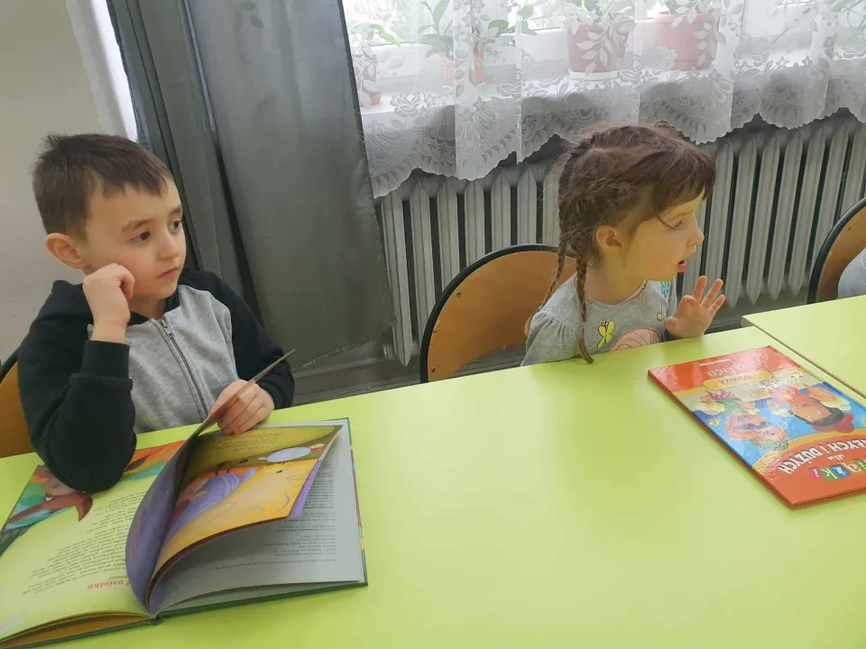 Wizyta Pszczółek w szkolnej bibliotece — zdjęcie 7