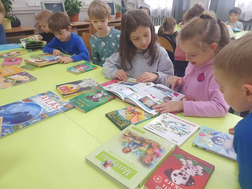 Wizyta Pszczółek w szkolnej bibliotece — zdjęcie 8
