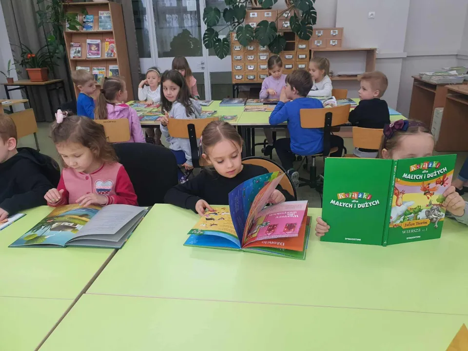 Wizyta Pszczółek w szkolnej bibliotece — zdjęcie 9
