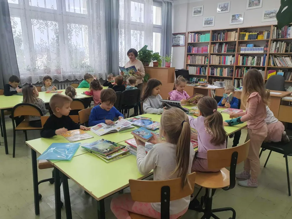 Wizyta Pszczółek w szkolnej bibliotece — zdjęcie 10