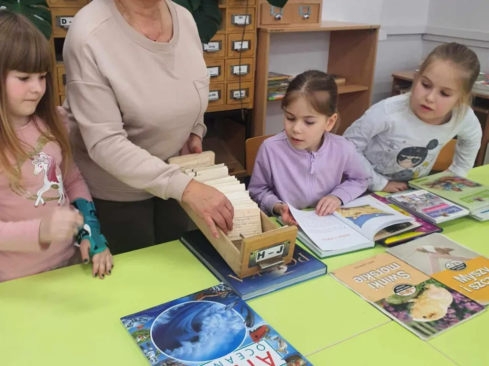 Wizyta Pszczółek w szkolnej bibliotece — zdjęcie 11