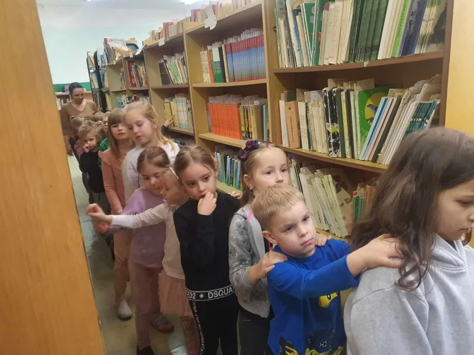 Wizyta Pszczółek w szkolnej bibliotece — zdjęcie 12