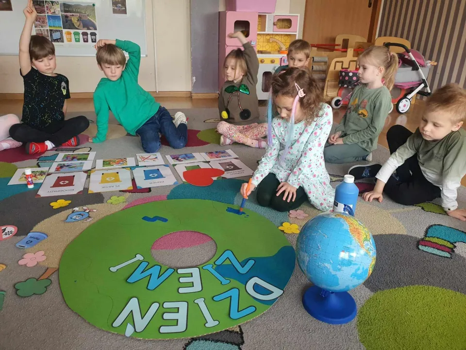 Dzień Ziemi w grupie Pszczółek — zdjęcie 7