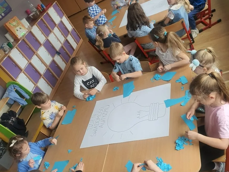 Światowy Dzień Świadomości Autyzmu w grupie Pszczółek — zdjęcie 3