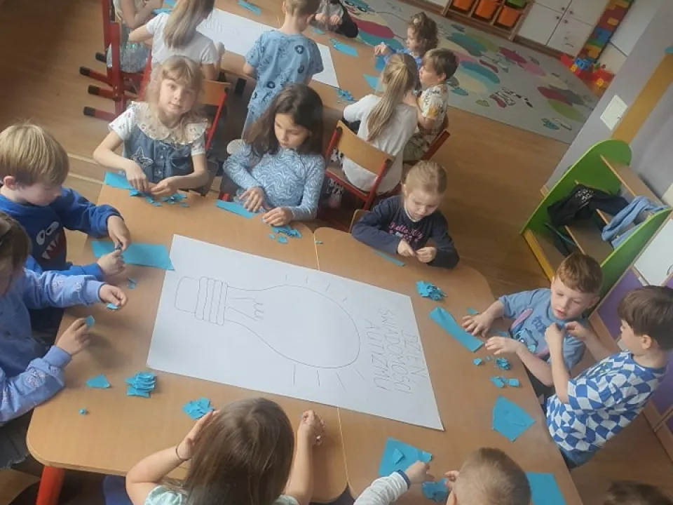Światowy Dzień Świadomości Autyzmu w grupie Pszczółek — zdjęcie 7