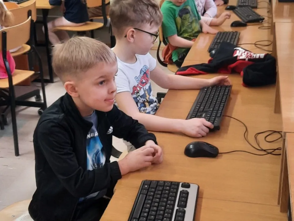 Odwiedziny w szkolnej sali informatycznej — zdjęcie 1