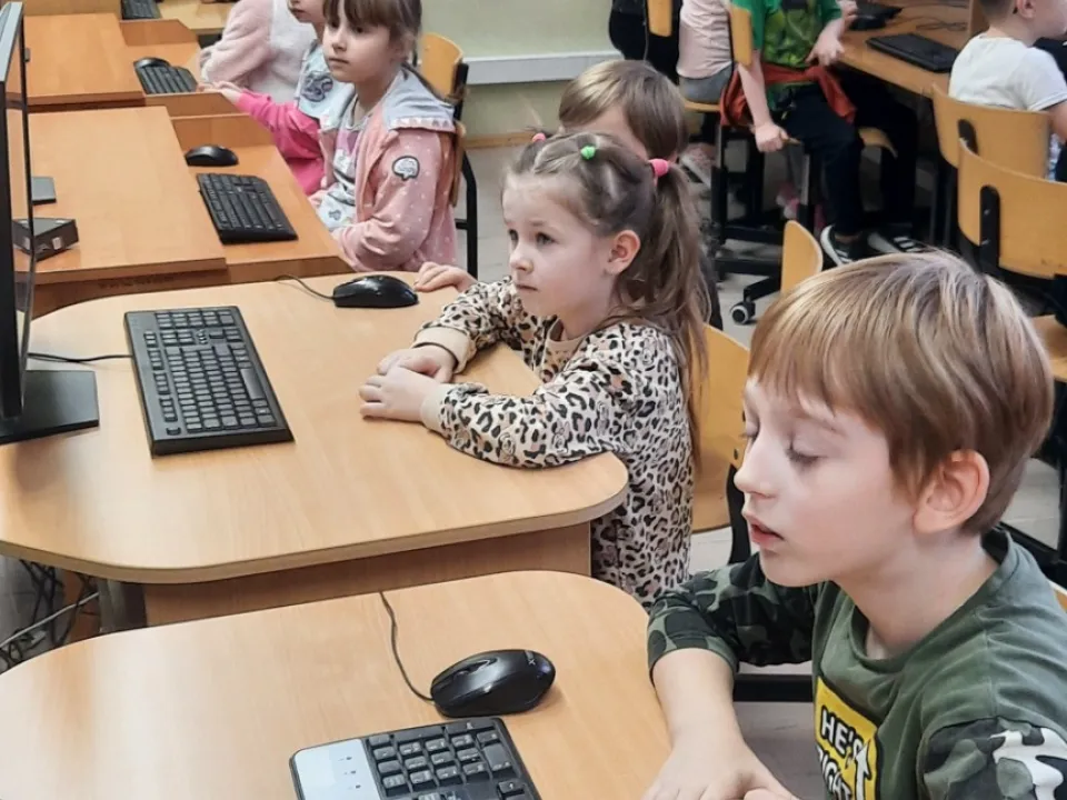 Odwiedziny w szkolnej sali informatycznej — zdjęcie 2