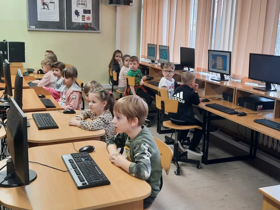 Odwiedziny w szkolnej sali informatycznej — zdjęcie 3