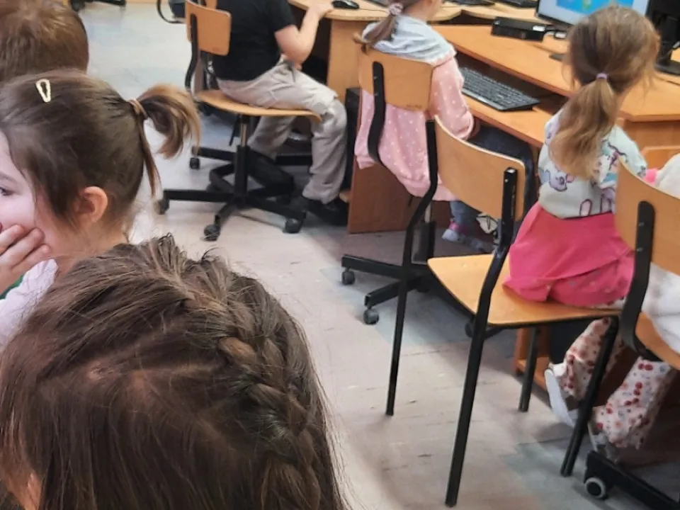 Odwiedziny w szkolnej sali informatycznej — zdjęcie 4
