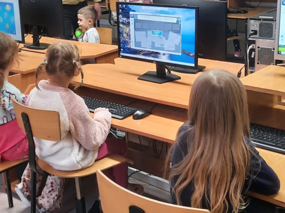 Odwiedziny w szkolnej sali informatycznej — zdjęcie 5