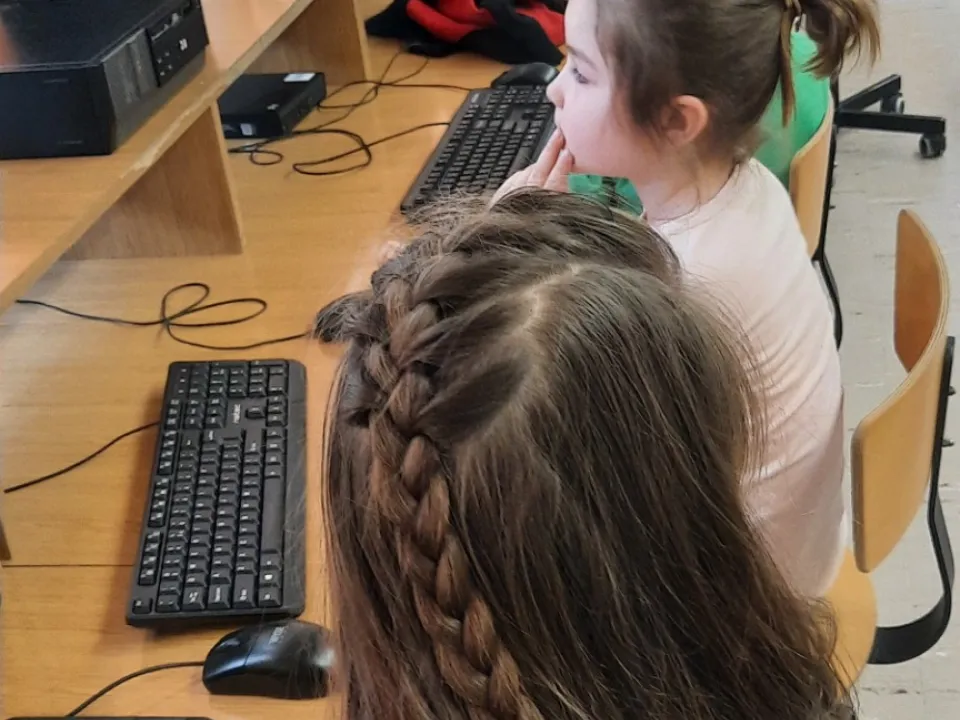 Odwiedziny w szkolnej sali informatycznej — zdjęcie 6