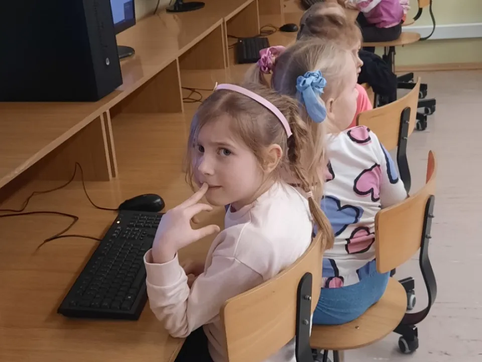 Odwiedziny w szkolnej sali informatycznej — zdjęcie 7