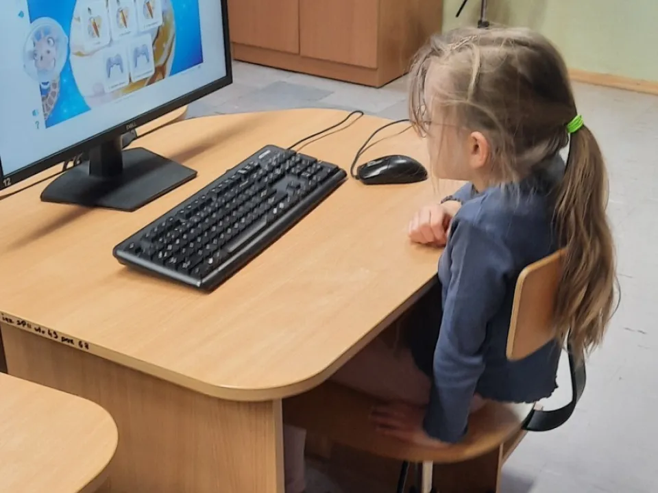 Odwiedziny w szkolnej sali informatycznej — zdjęcie 8