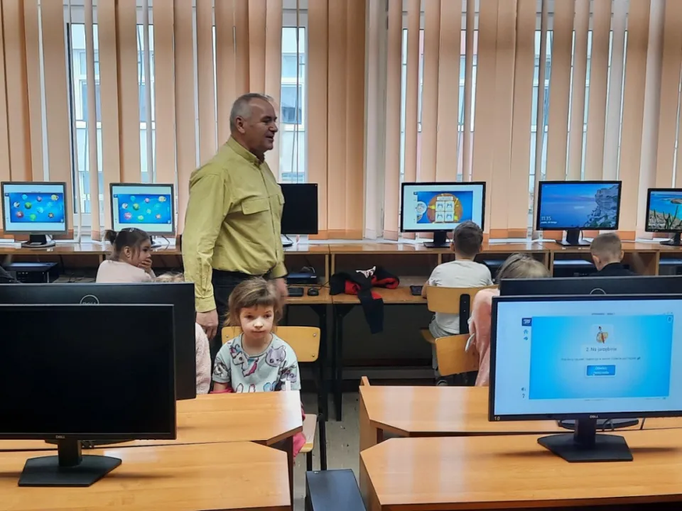 Odwiedziny w szkolnej sali informatycznej — zdjęcie 9