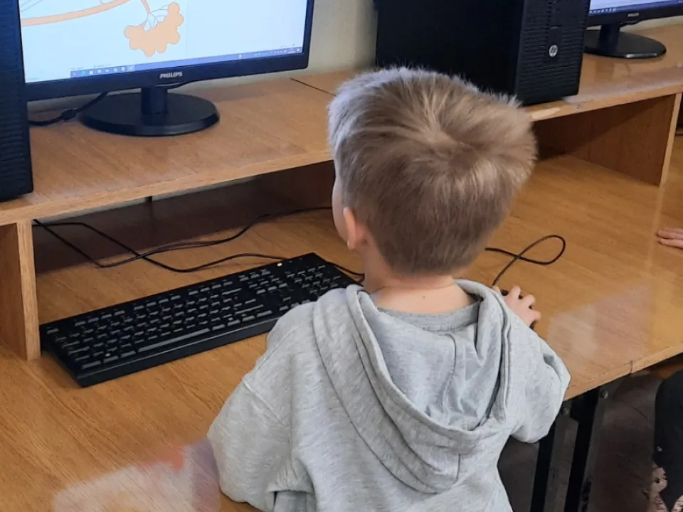 Odwiedziny w szkolnej sali informatycznej — zdjęcie 10