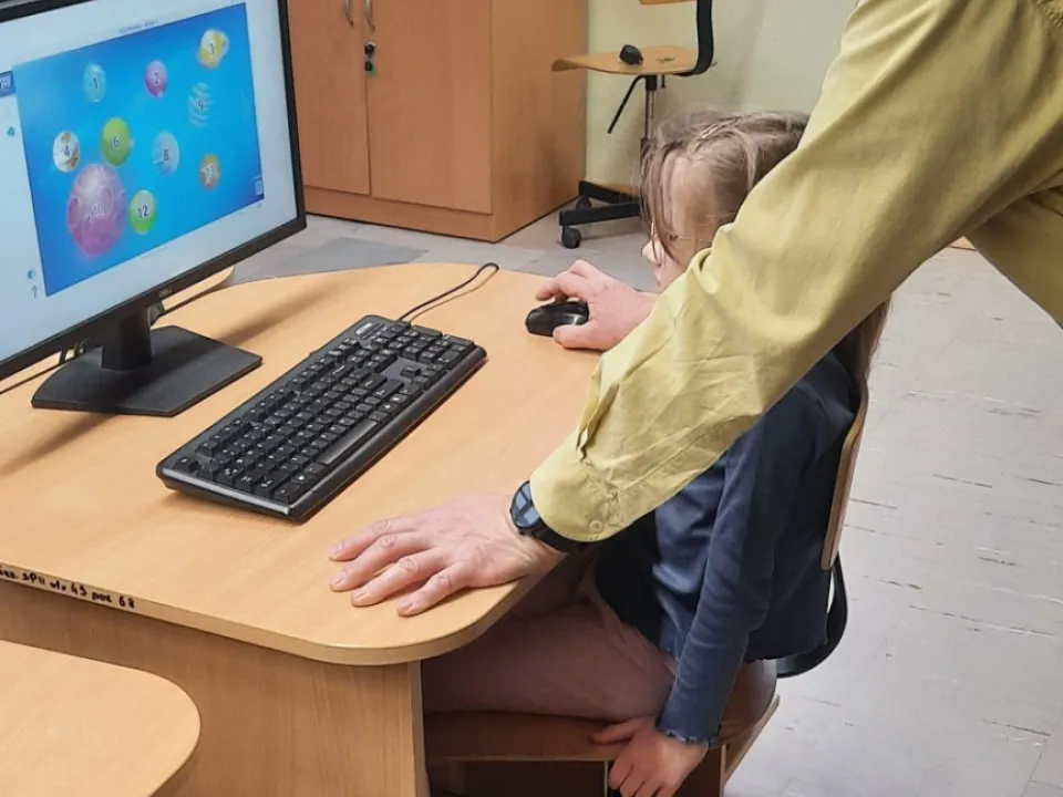 Odwiedziny w szkolnej sali informatycznej — zdjęcie 11