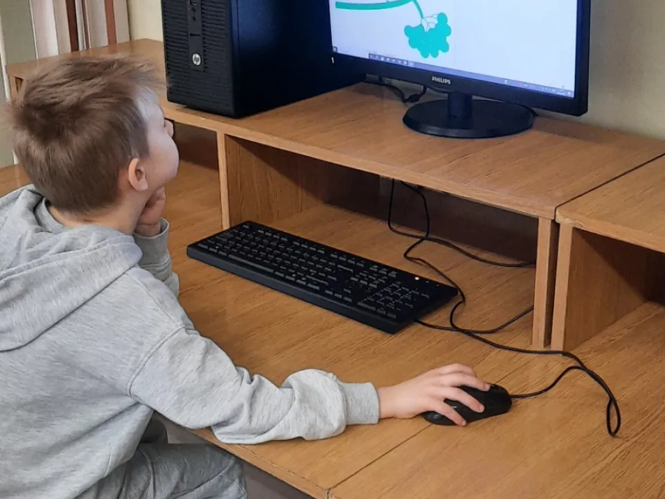 Odwiedziny w szkolnej sali informatycznej — zdjęcie 12