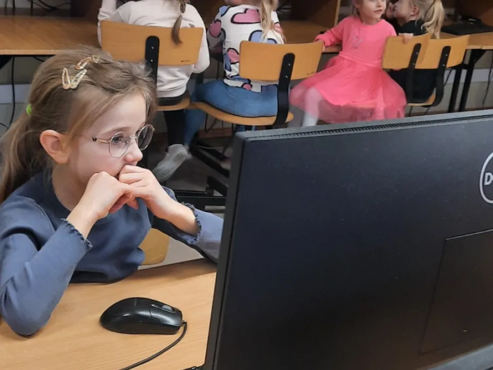 Odwiedziny w szkolnej sali informatycznej — zdjęcie 14