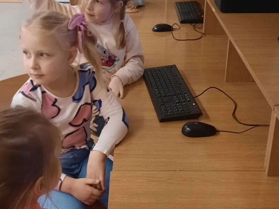 Odwiedziny w szkolnej sali informatycznej — zdjęcie 15