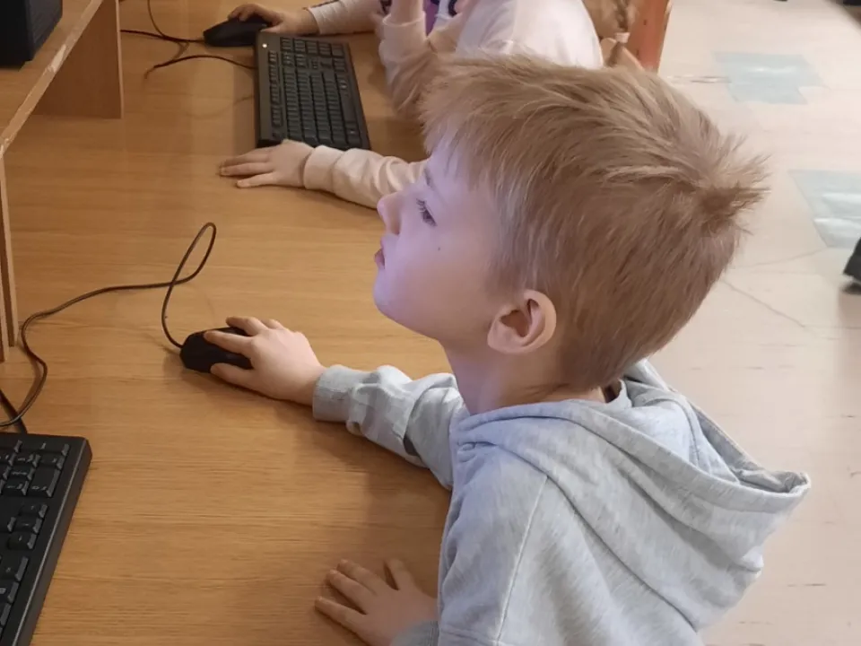 Odwiedziny w szkolnej sali informatycznej — zdjęcie 16