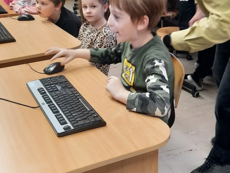 Odwiedziny w szkolnej sali informatycznej — zdjęcie 19