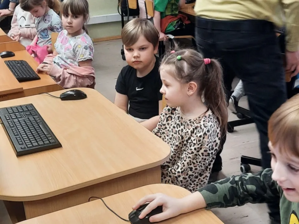 Odwiedziny w szkolnej sali informatycznej — zdjęcie 21
