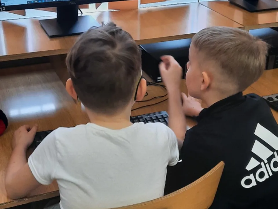 Odwiedziny w szkolnej sali informatycznej — zdjęcie 23