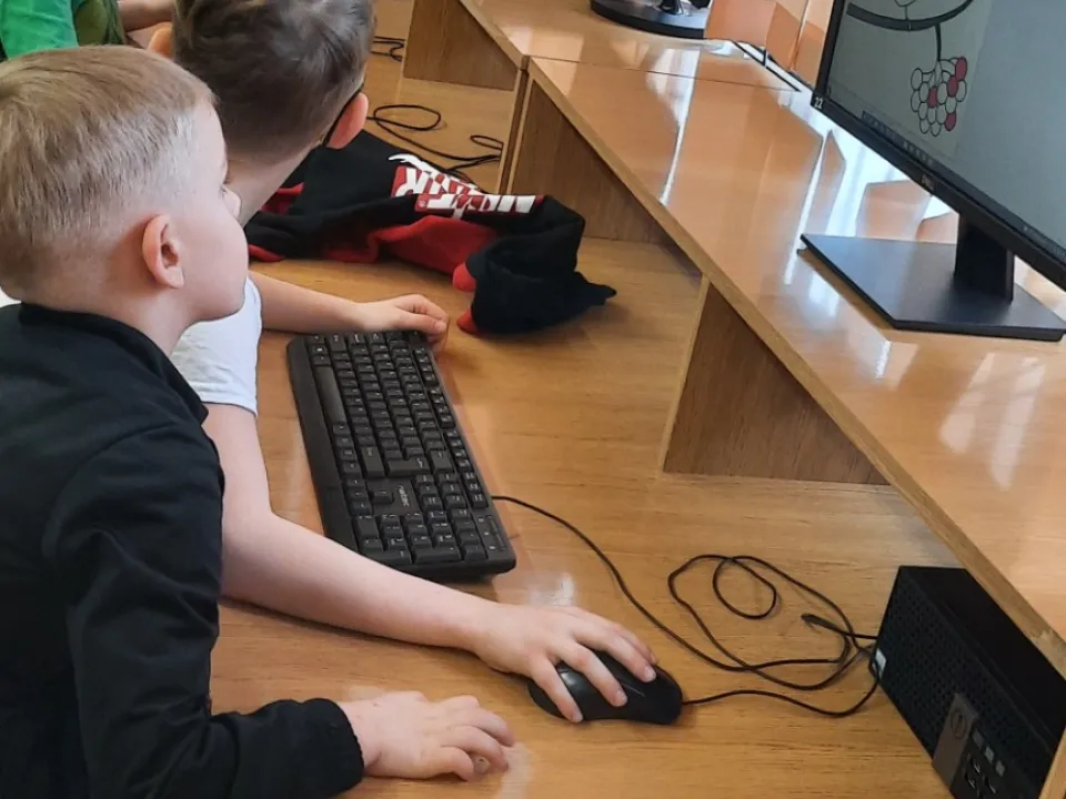 Odwiedziny w szkolnej sali informatycznej — zdjęcie 24