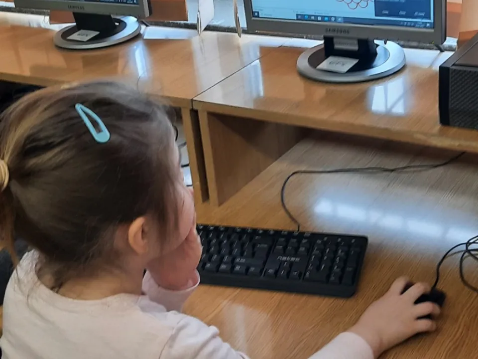 Odwiedziny w szkolnej sali informatycznej — zdjęcie 25