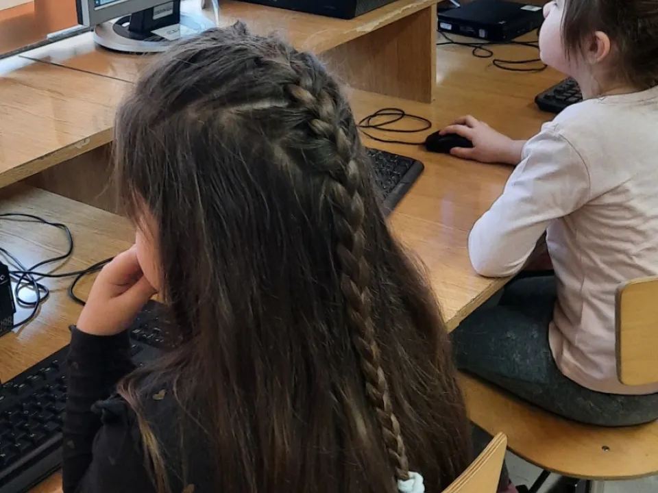 Odwiedziny w szkolnej sali informatycznej — zdjęcie 27