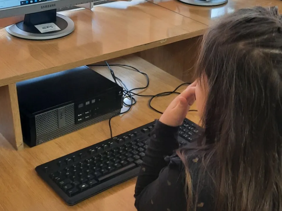 Odwiedziny w szkolnej sali informatycznej — zdjęcie 28