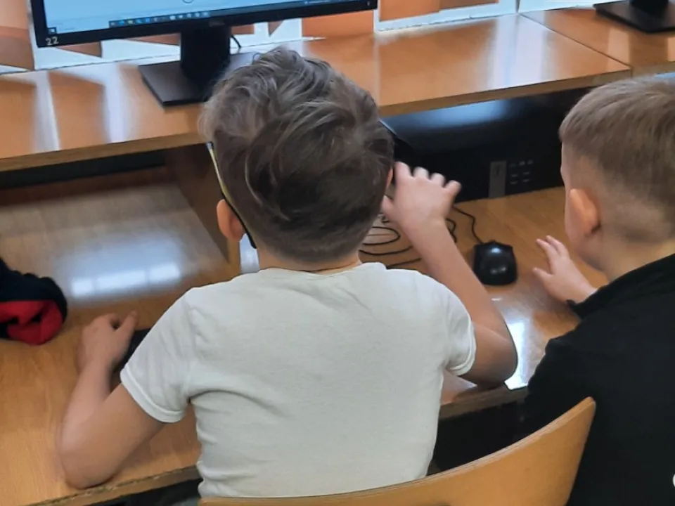 Odwiedziny w szkolnej sali informatycznej — zdjęcie 30