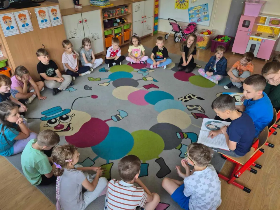 2b czyta dzieciom... — zdjęcie 1