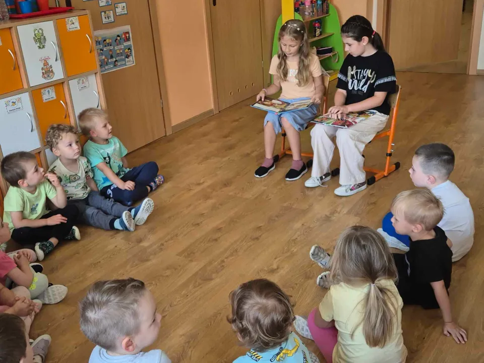 2b czyta dzieciom... — zdjęcie 4