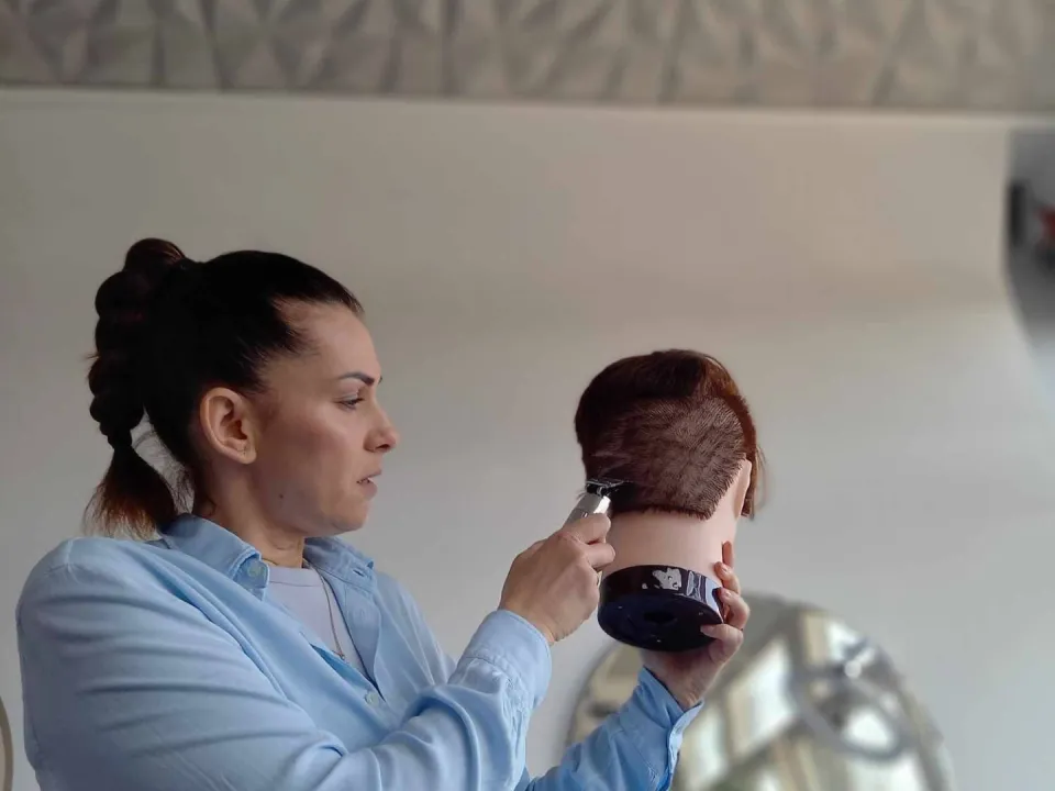 Delfiny poznają zawody, czyli wizyta w salonie barberskim — zdjęcie 1