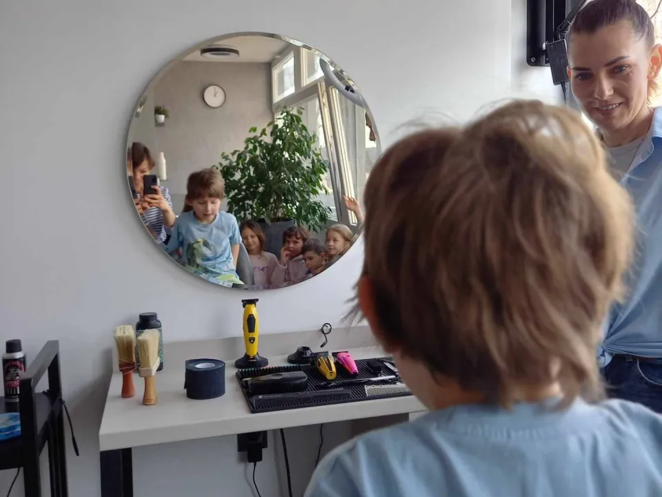 Delfiny poznają zawody, czyli wizyta w salonie barberskim — zdjęcie 7