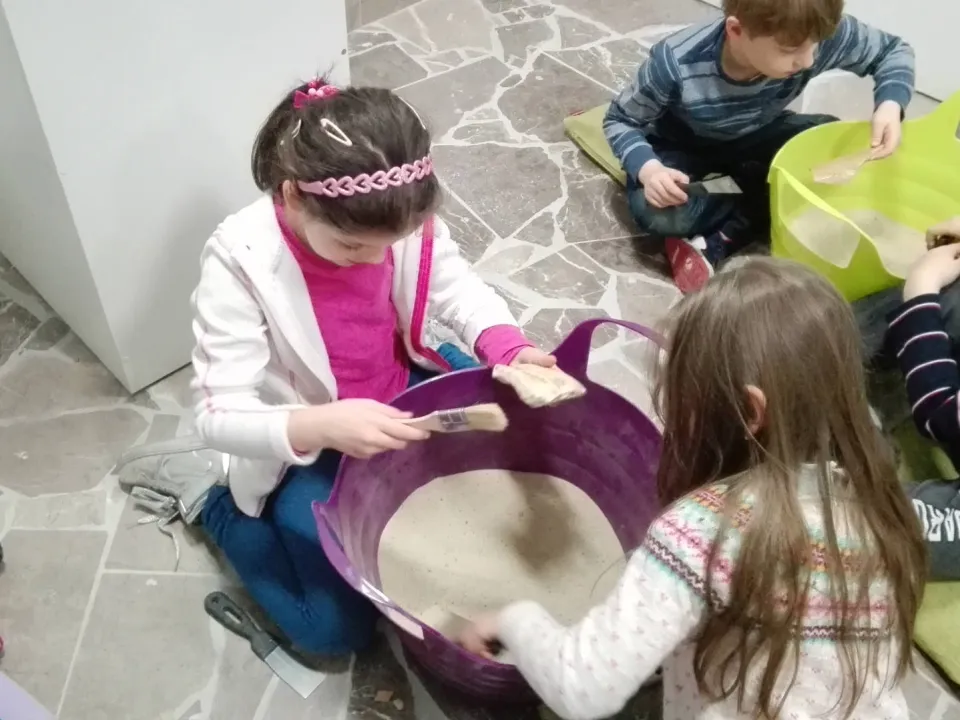 Klasa IId podczas warsztatów archeologicznych — zdjęcie 1