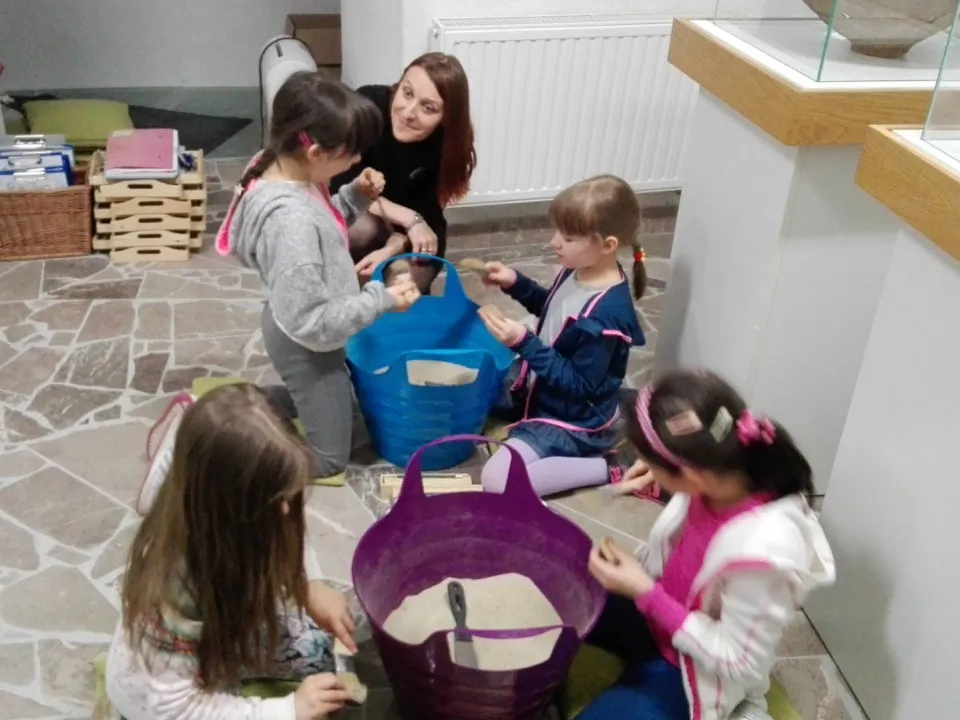 Klasa IId podczas warsztatów archeologicznych — zdjęcie 2
