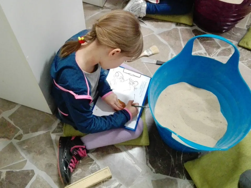 Klasa IId podczas warsztatów archeologicznych — zdjęcie 6