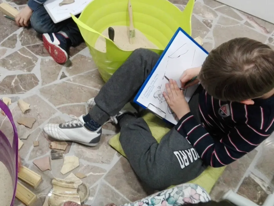 Klasa IId podczas warsztatów archeologicznych — zdjęcie 7